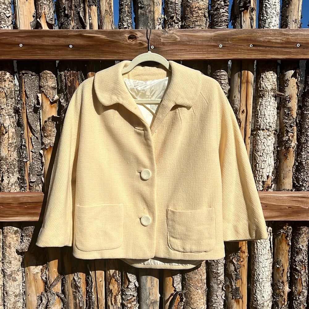 Vintage spring coat. Hangs beautifully & has very nice details.